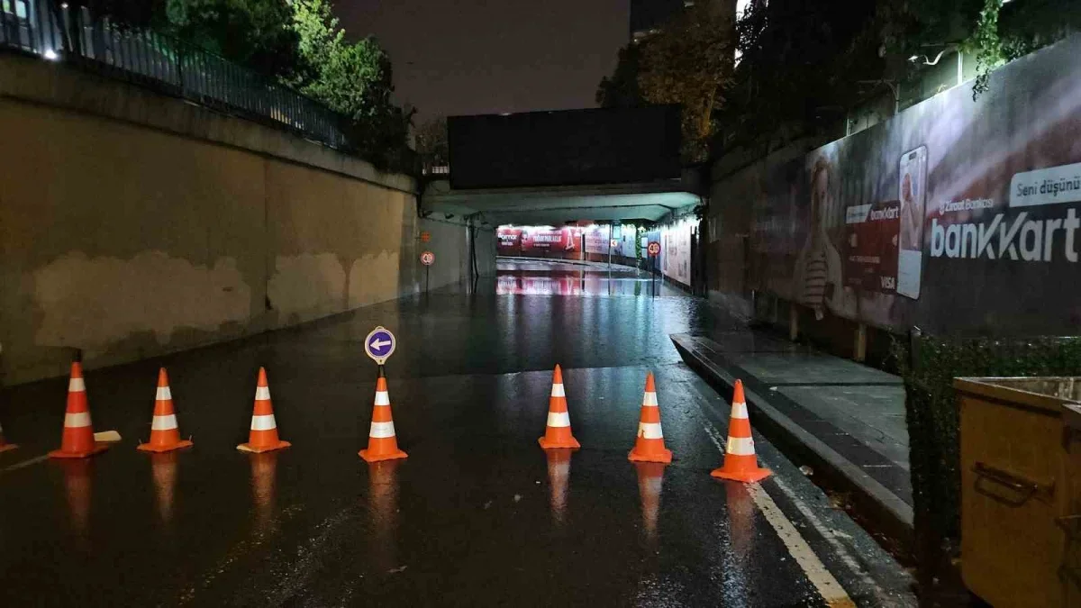 Zincirlikuyu alt geçidini su bastı: İstanbul'da sağanak etkili oldu