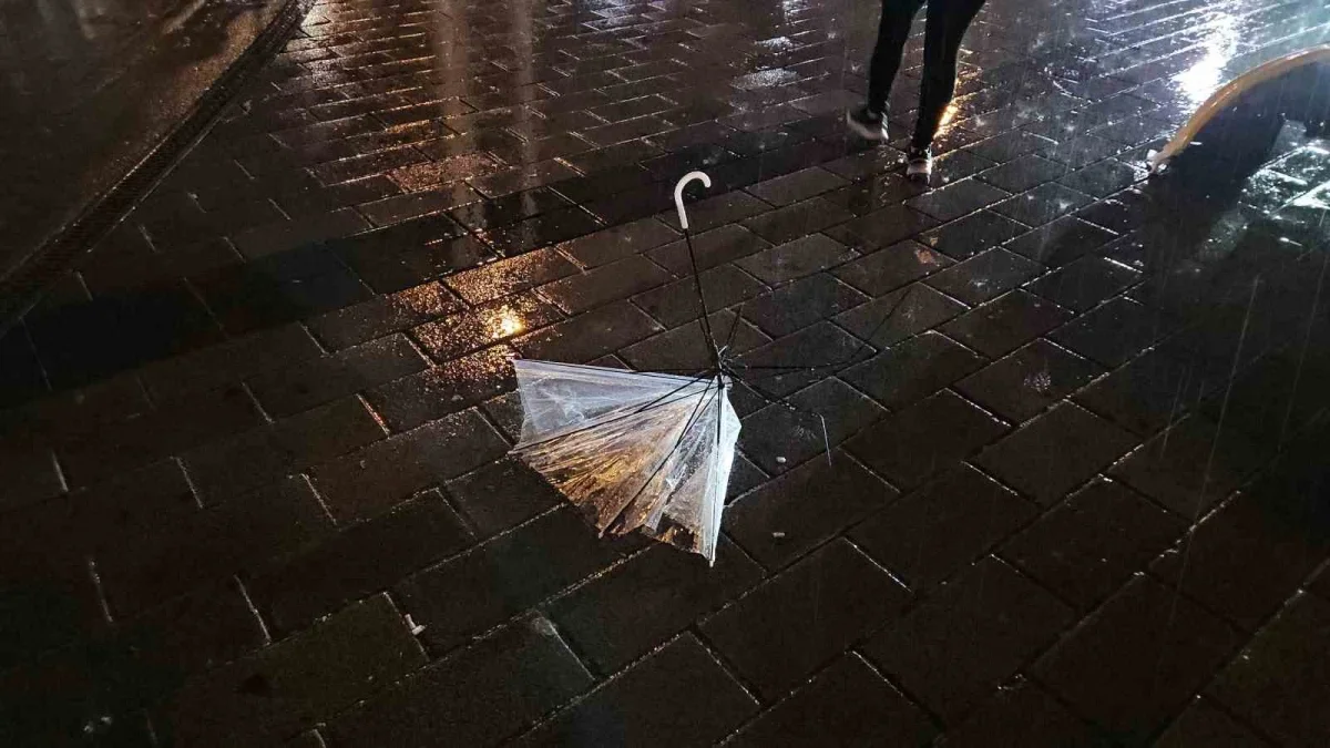 Zincirlikuyu alt geçidini su bastı: İstanbul'da sağanak etkili oldu