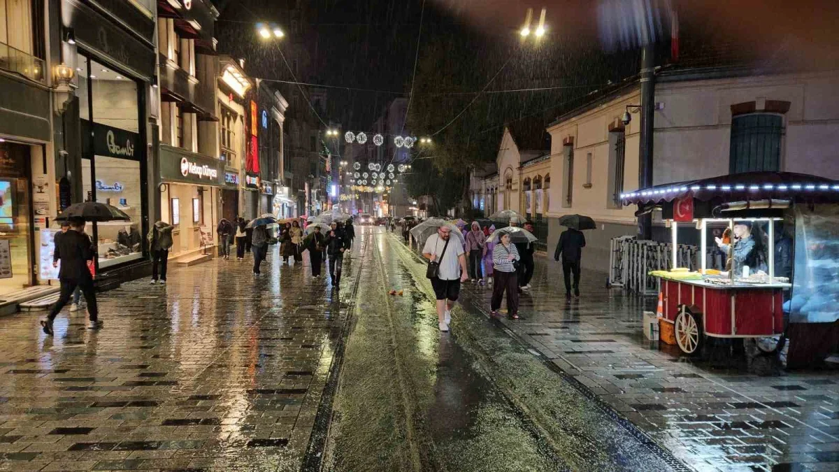 Zincirlikuyu alt geçidini su bastı: İstanbul'da sağanak etkili oldu