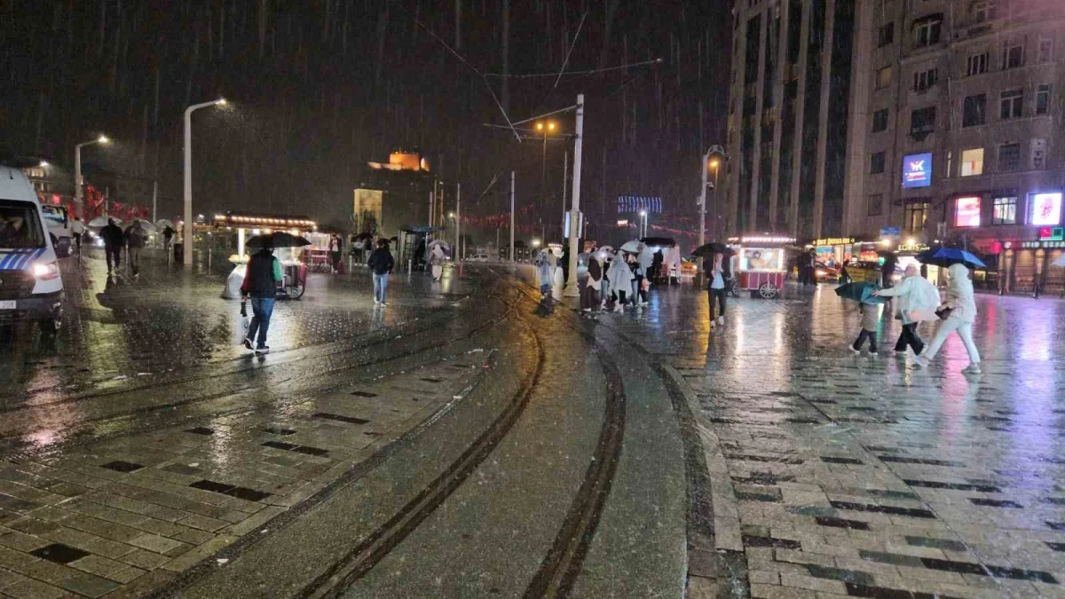 Zincirlikuyu alt geçidini su bastı: İstanbul'da sağanak etkili oldu