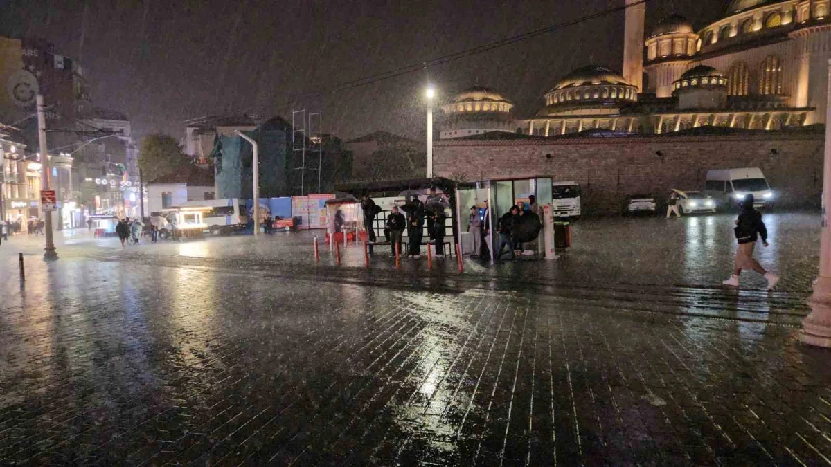 Zincirlikuyu alt geçidini su bastı: İstanbul'da sağanak etkili oldu