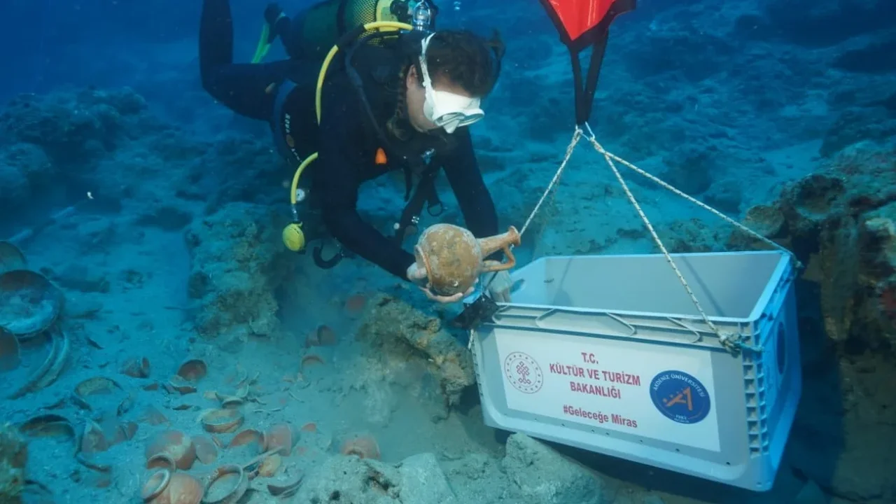 Adrasan Batığı'nda 2.100 Yıllık Sofra Takımları Gün Yüzünde