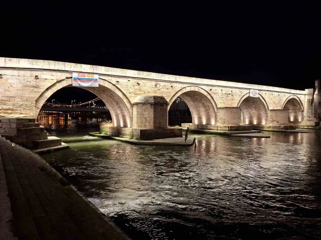 Üsküp Taşköprü, Esenler Belediyesi aydınlatmasıyla ışıklandı