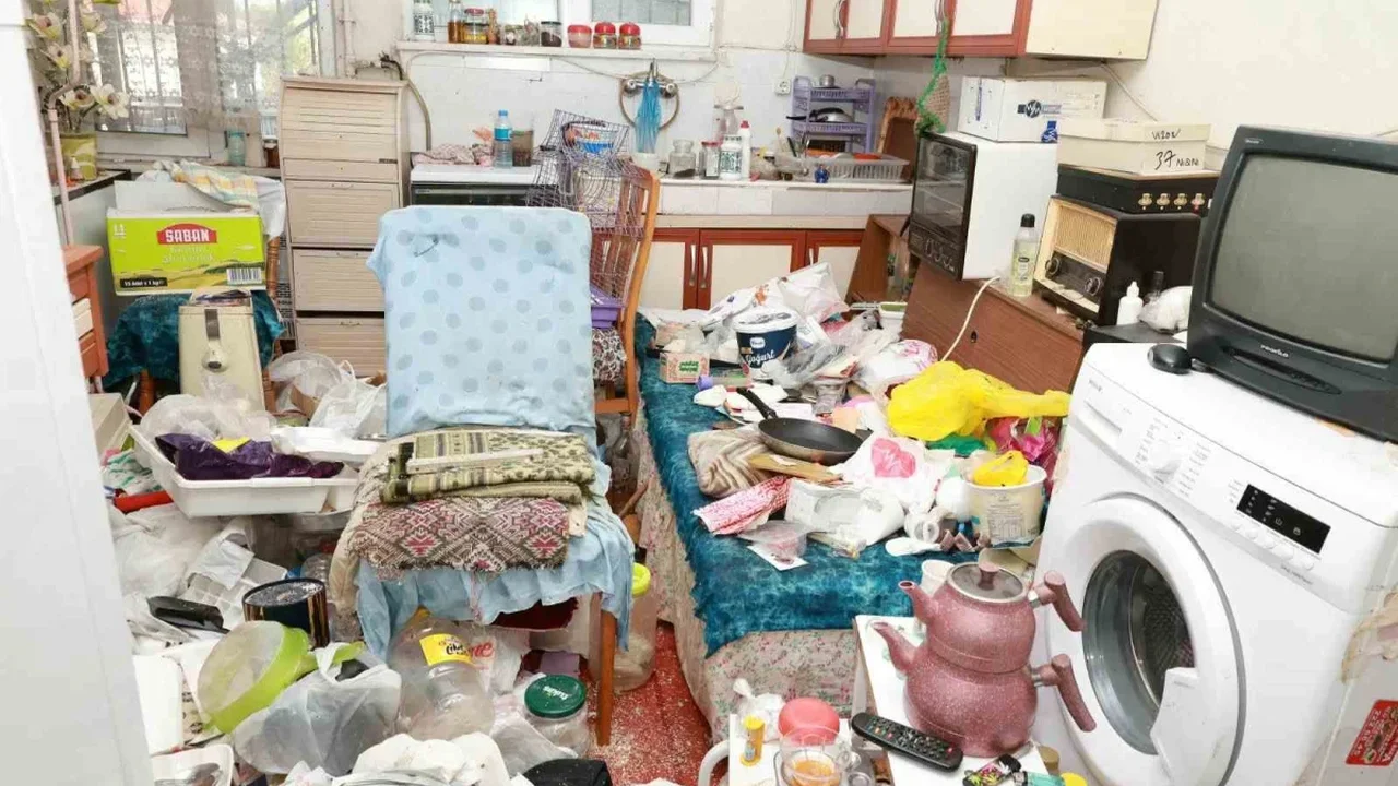 Osmangazi'de çöp ev temizliği: 2 kamyon atık çıkarıldı