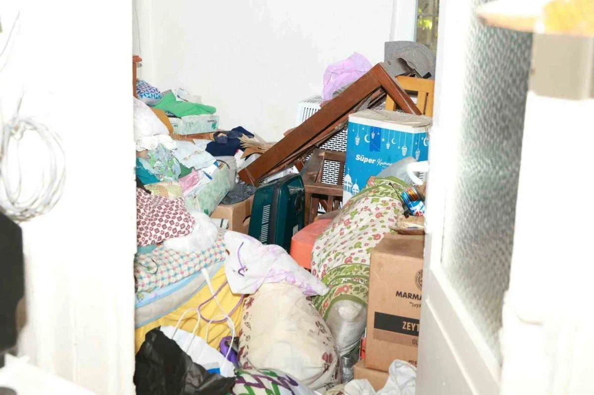 Osmangazi'de çöp ev temizliği: 2 kamyon atık çıkarıldı