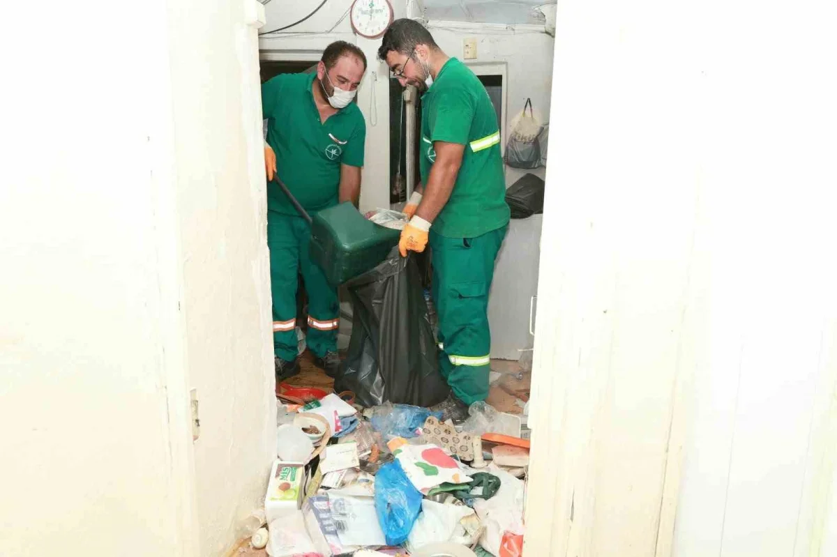 Osmangazi'de çöp ev temizliği: 2 kamyon atık çıkarıldı