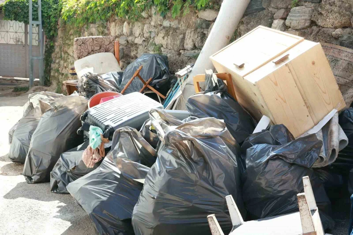 Osmangazi'de çöp ev temizliği: 2 kamyon atık çıkarıldı