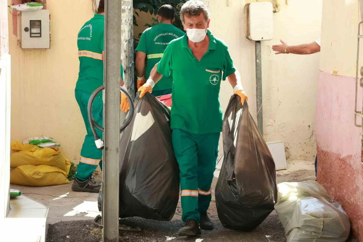 Osmangazi'de çöp ev temizliği: 2 kamyon atık çıkarıldı
