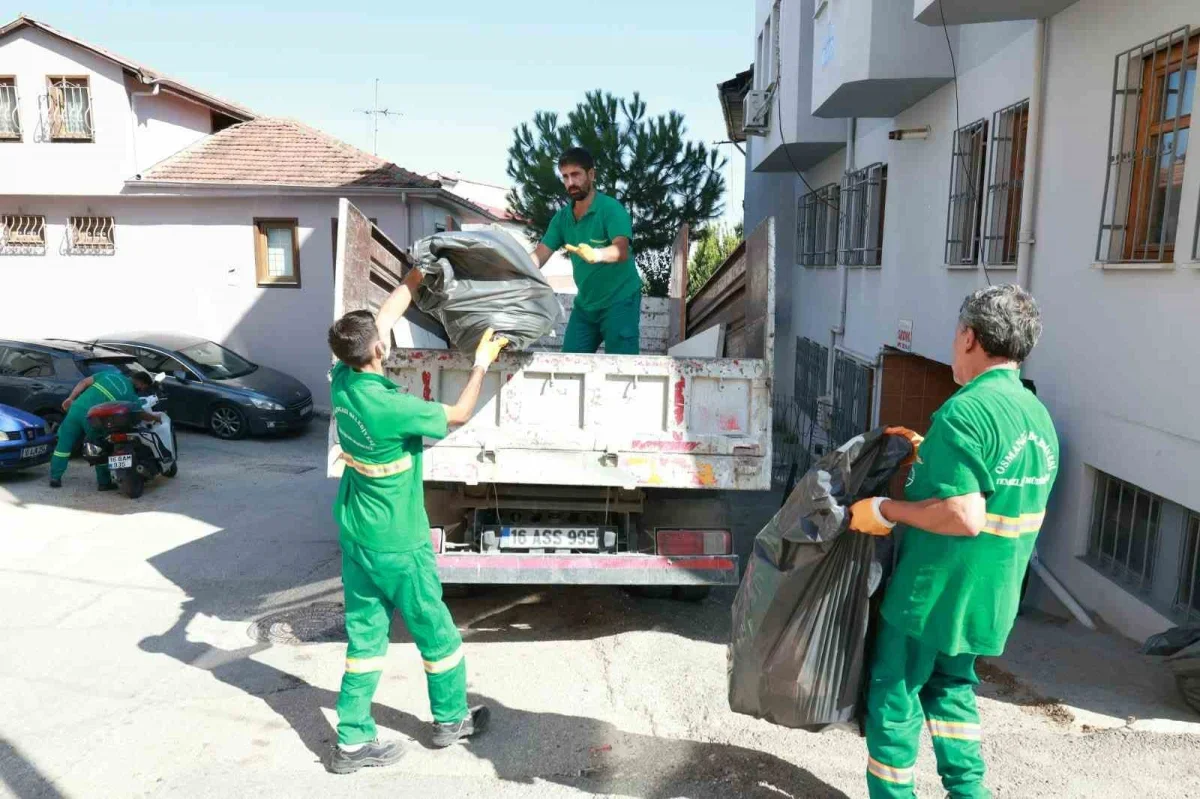 Osmangazi'de çöp ev temizliği: 2 kamyon atık çıkarıldı