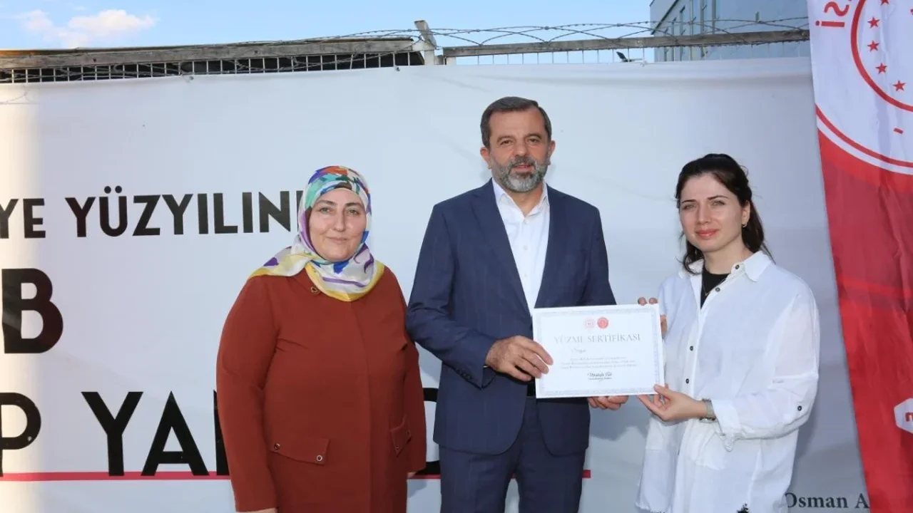 Gürsu'da ücretsiz kadın yüzme kursunda 400 kişiye sertifika