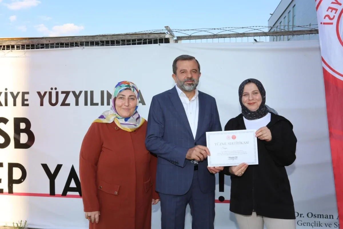 Gürsu'da ücretsiz kadın yüzme kursunda 400 kişiye sertifika