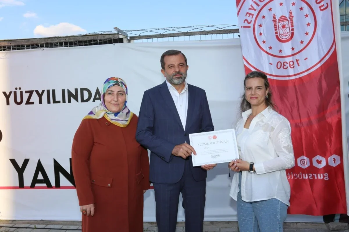 Gürsu'da ücretsiz kadın yüzme kursunda 400 kişiye sertifika