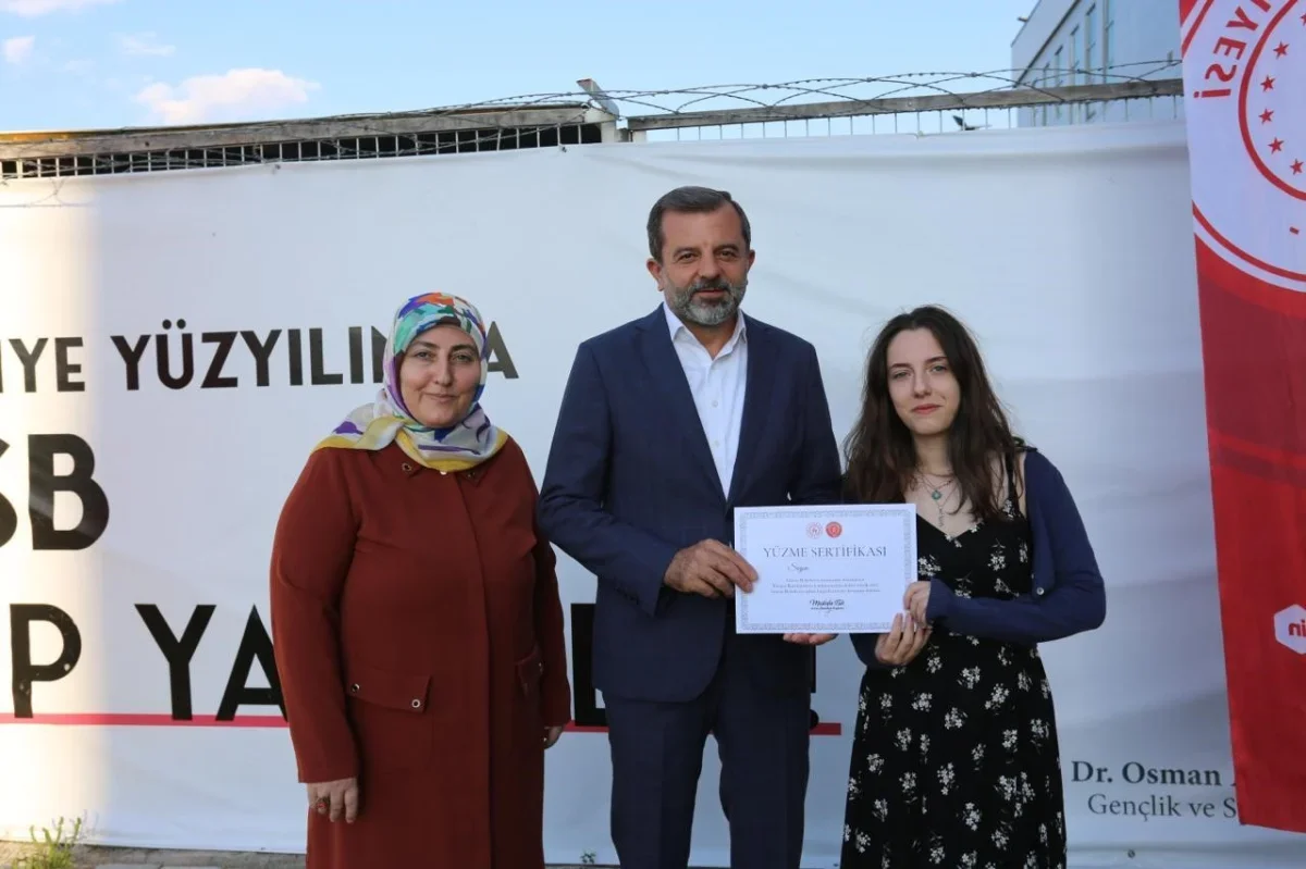 Gürsu'da ücretsiz kadın yüzme kursunda 400 kişiye sertifika