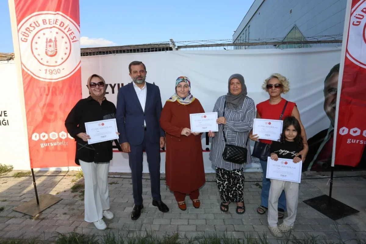 Gürsu'da ücretsiz kadın yüzme kursunda 400 kişiye sertifika