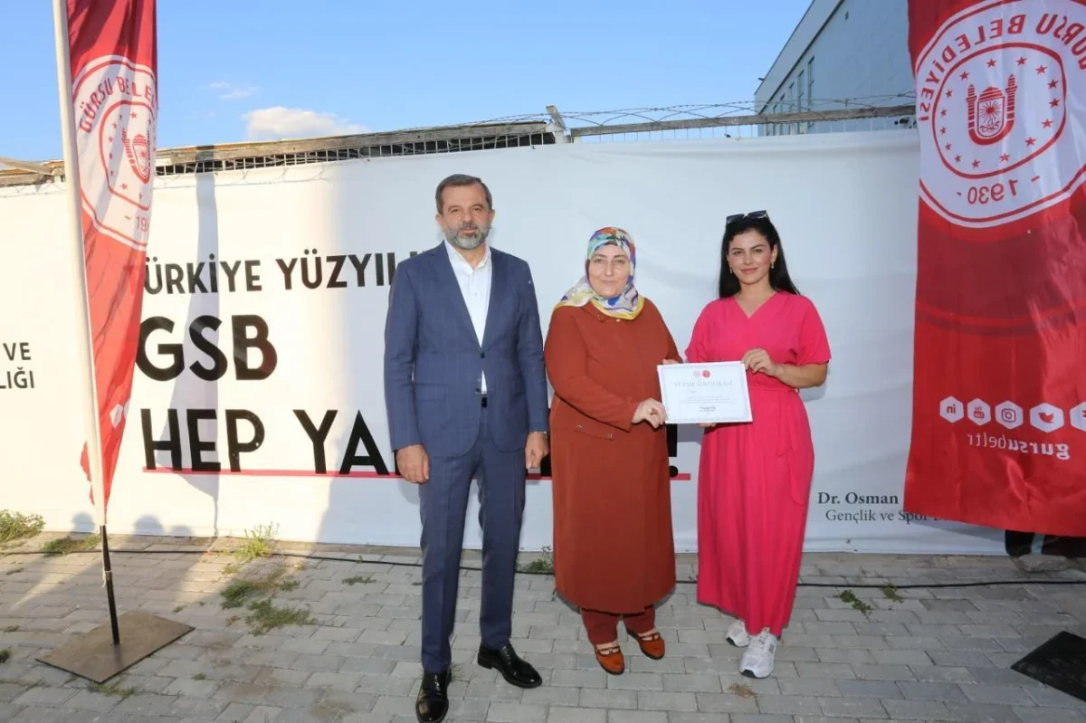 Gürsu'da ücretsiz kadın yüzme kursunda 400 kişiye sertifika
