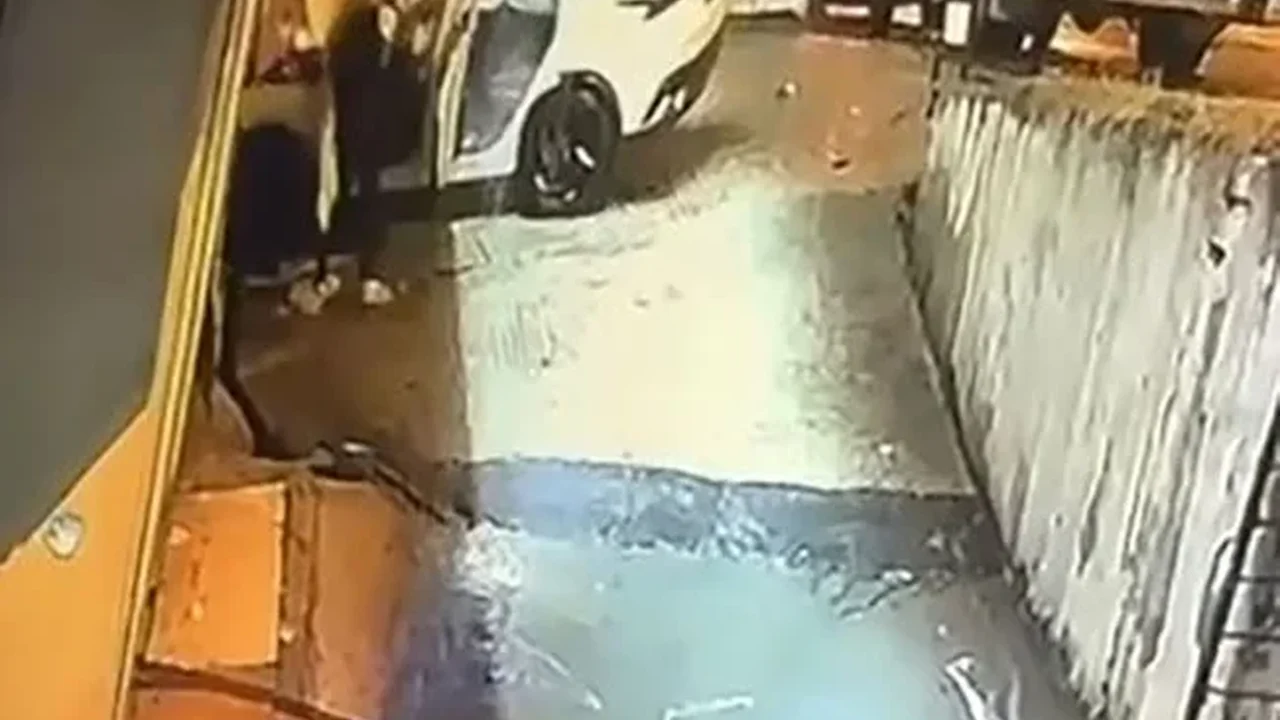 Beylikdüzü'nde yanan araçtaki sürücüyü vatandaş kurtardı