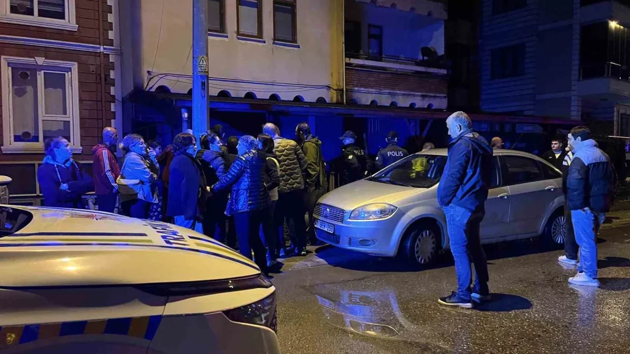 İzmit'te temel kazısında toprak kayması: 2 bina tahliye edildi