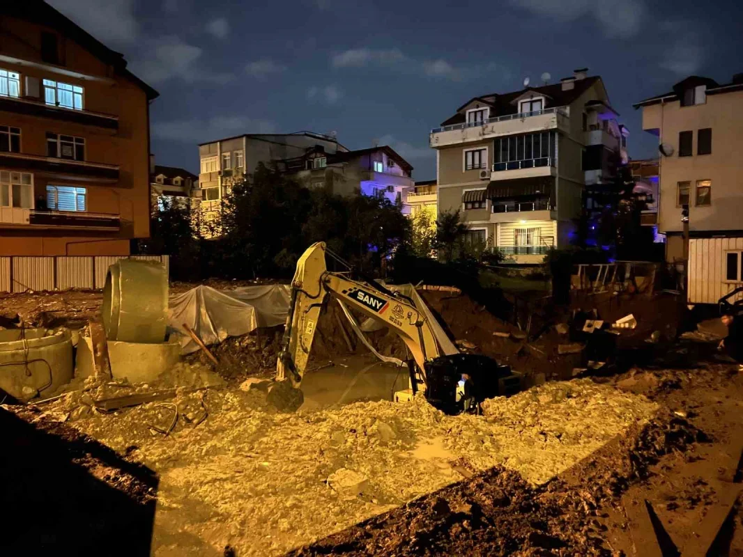 İzmit'te temel kazısında toprak kayması: 2 bina tahliye edildi
