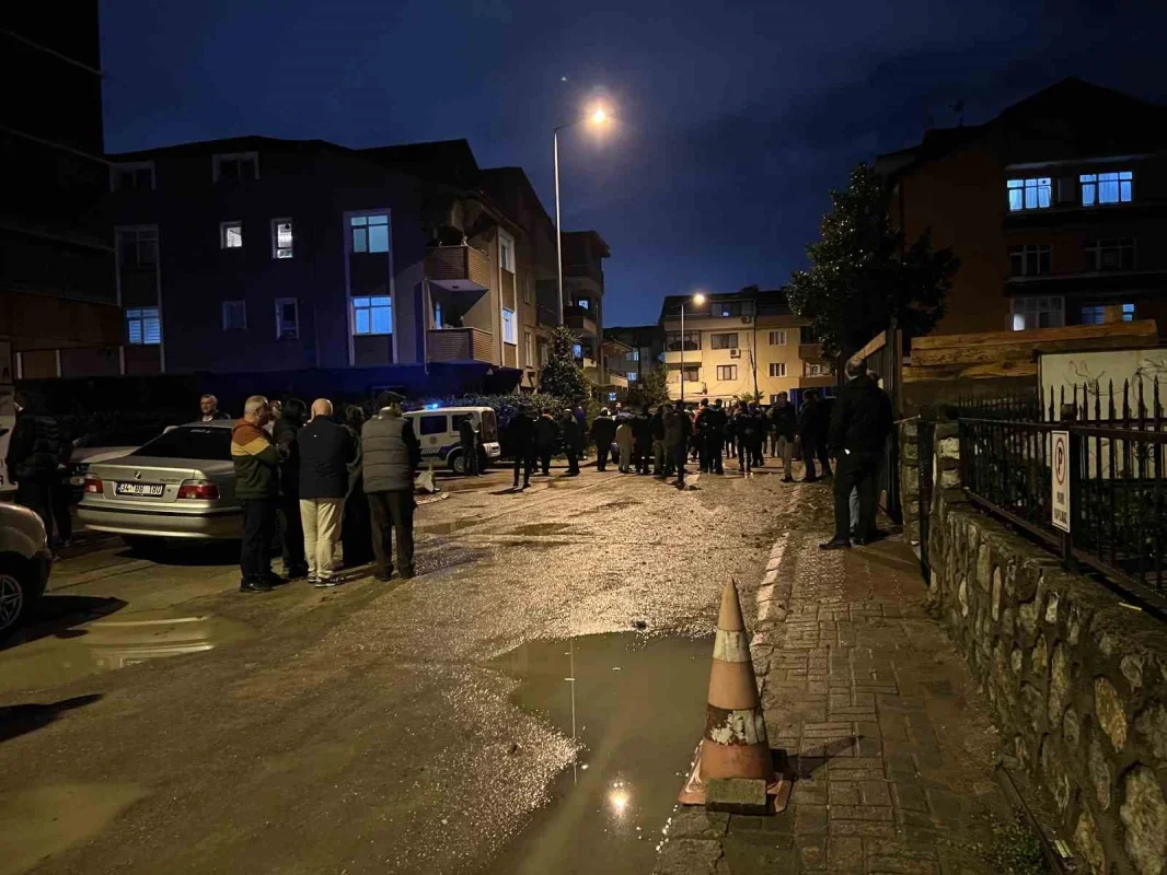 İzmit'te temel kazısında toprak kayması: 2 bina tahliye edildi