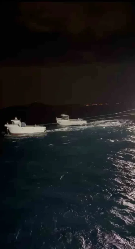 Bozcaada'da sürüklenen Koçoğulları 3 teknesi kurtarıldı