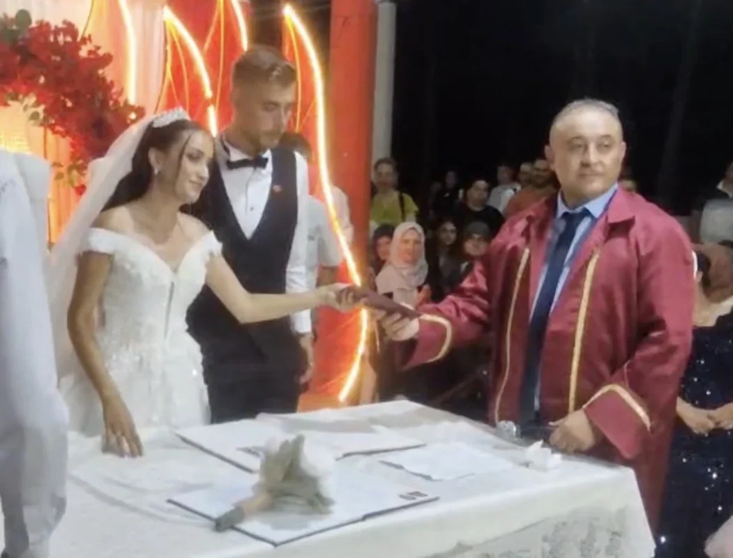 Gelibolu'da nikah memuru Serkan Özel, kızının nikahını kıydı