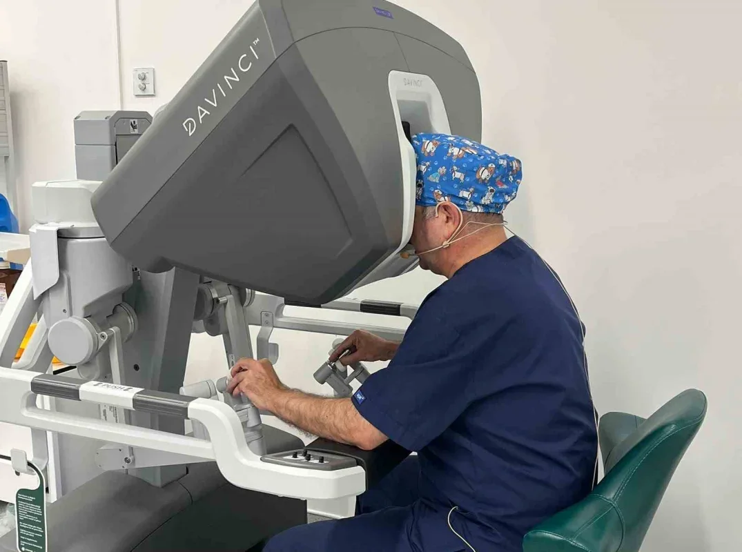 Da Vinci robotuyla prostat ameliyatı canlı yayında yapıldı