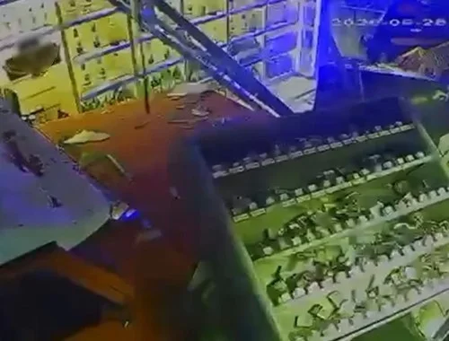 Geyve'de tekel bayisine kamyonla daldı: Şüpheli tutuklandı