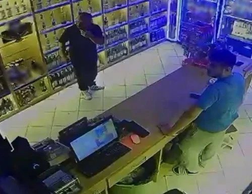 Geyve'de tekel bayisine kamyonla daldı: Şüpheli tutuklandı
