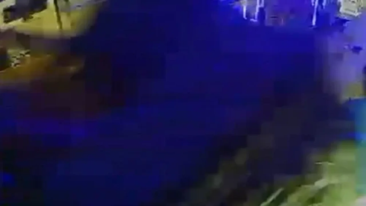 Geyve'de tekel bayisine kamyonla daldı: Şüpheli tutuklandı