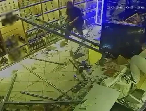 Geyve'de tekel bayisine kamyonla daldı: Şüpheli tutuklandı