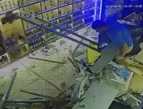 Geyve'de tekel bayisine kamyonla daldı: Şüpheli tutuklandı
