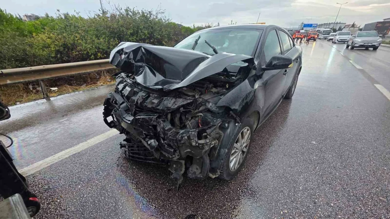 Bandırma'da rüzgar gülü taşıyan tıra çarpan otomobilde 4 yaralı