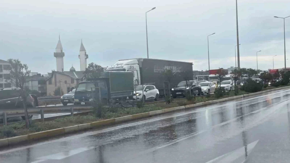Bandırma'da rüzgar gülü taşıyan tıra çarpan otomobilde 4 yaralı