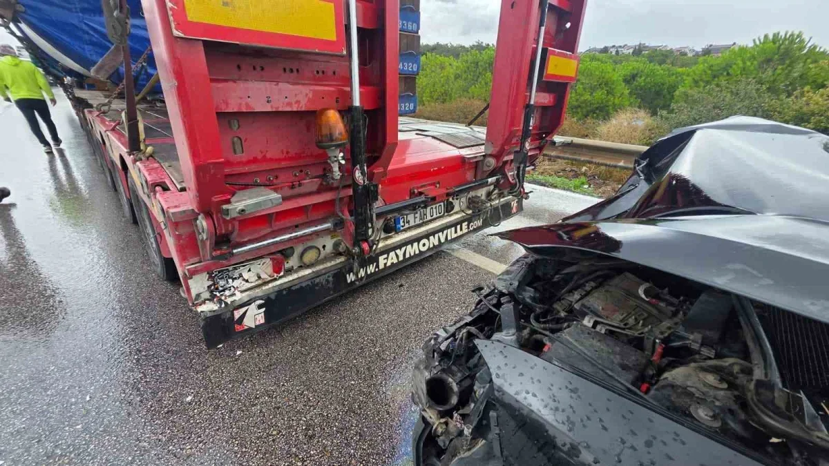 Bandırma'da rüzgar gülü taşıyan tıra çarpan otomobilde 4 yaralı