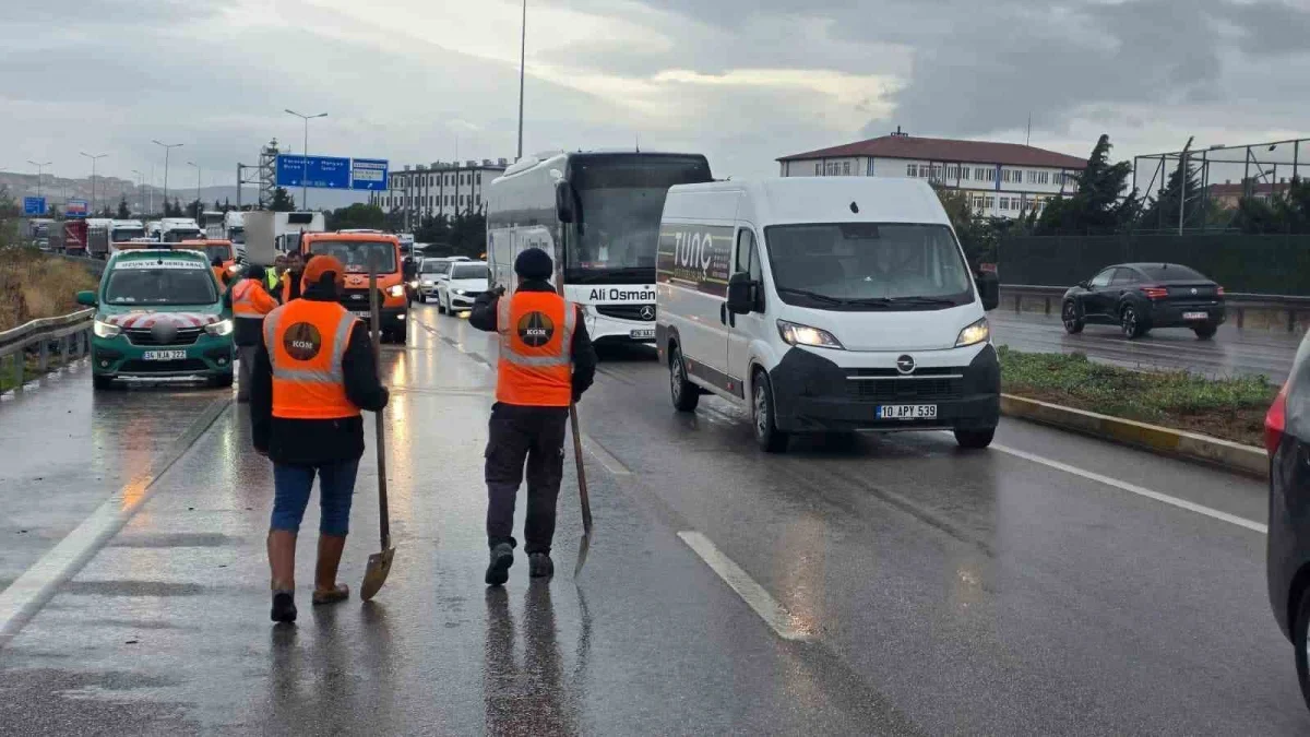 Bandırma'da rüzgar gülü taşıyan tıra çarpan otomobilde 4 yaralı