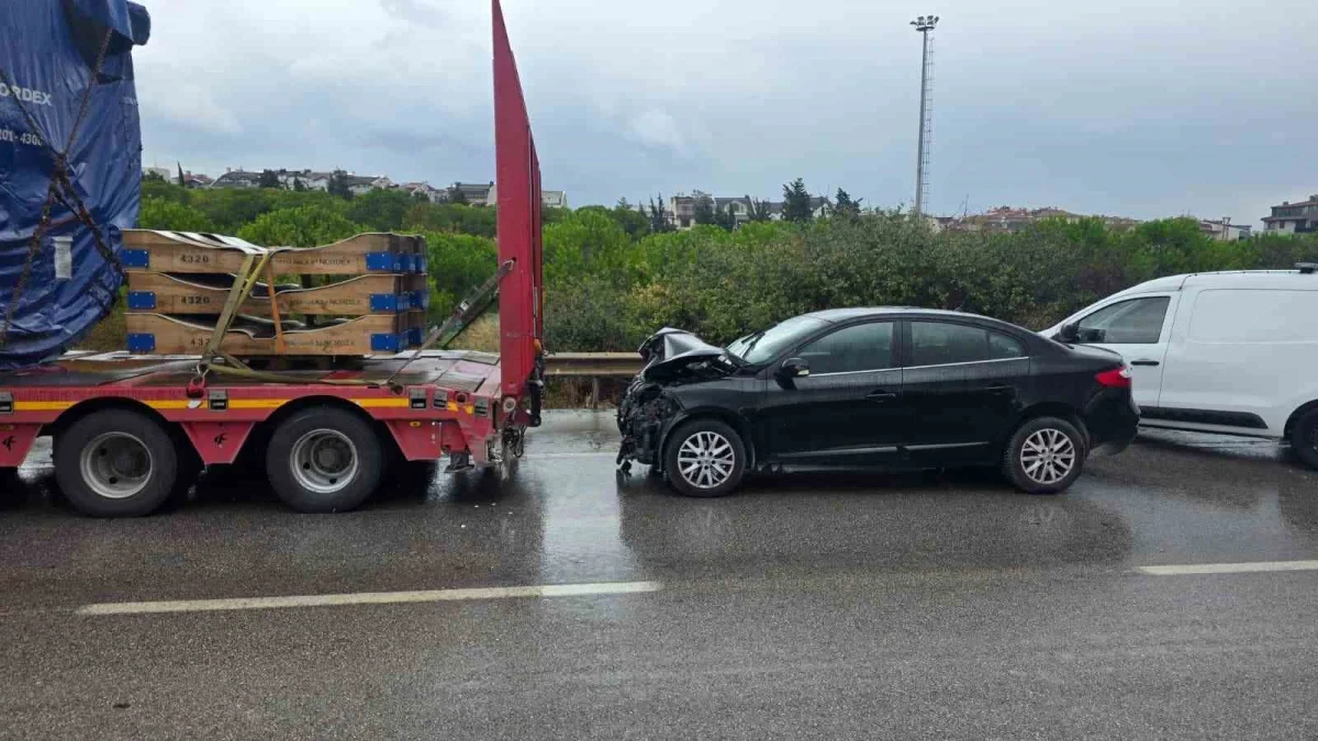 Bandırma'da rüzgar gülü taşıyan tıra çarpan otomobilde 4 yaralı