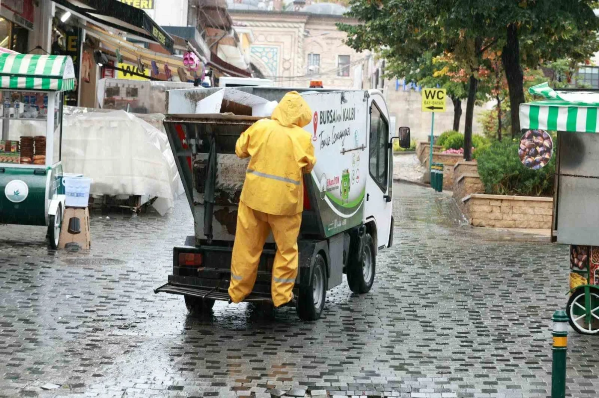 Osmangazi Belediyesi temizlikte 7/24 hizmetini sürdürüyor