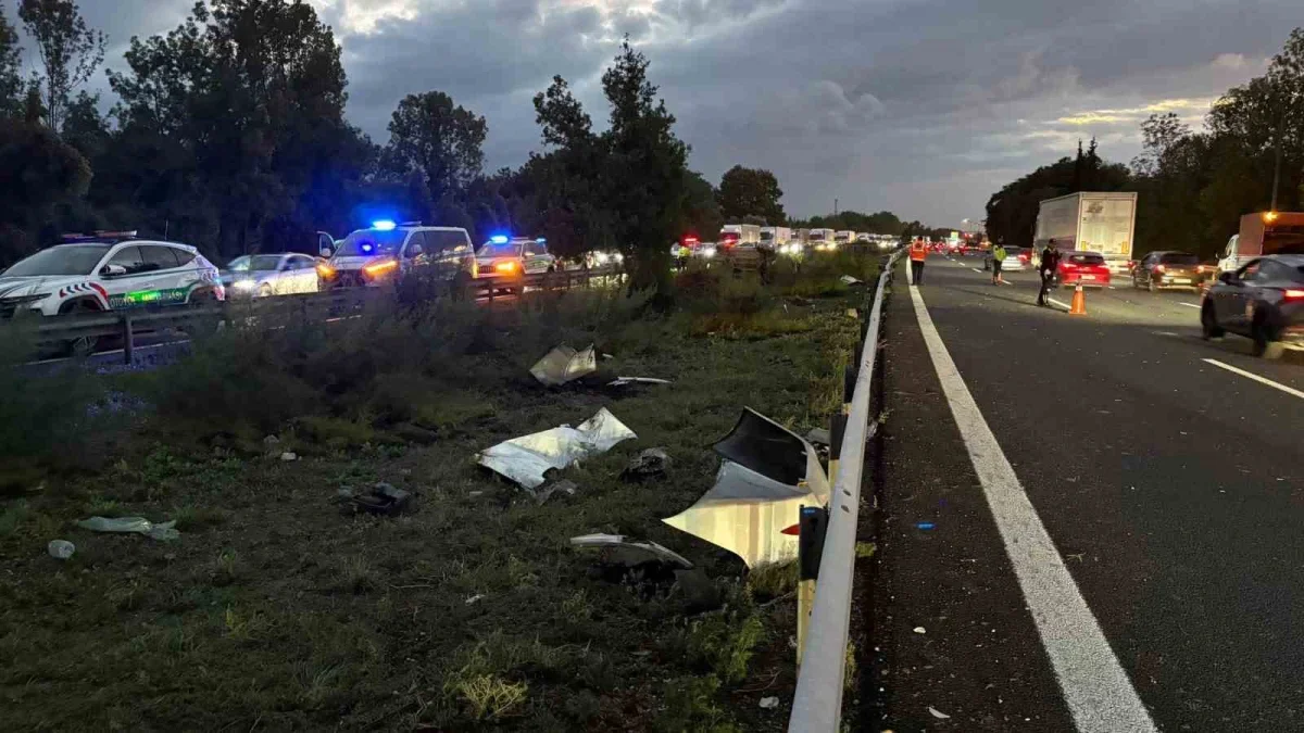 Anadolu Otoyolu Hendek'te otomobil devrildi: 1 ölü, 4 yaralı