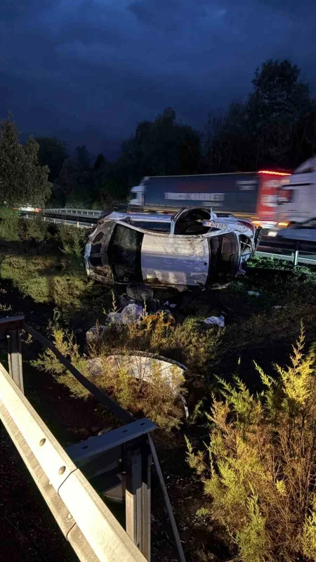 Anadolu Otoyolu Hendek'te otomobil devrildi: 1 ölü, 4 yaralı