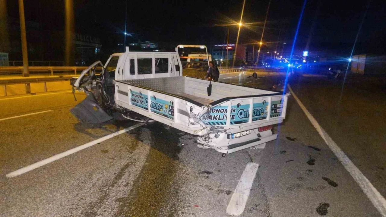 Orhangazi'de otomobil kamyonete çarptı: 3 yaralı, 1'i ağır
