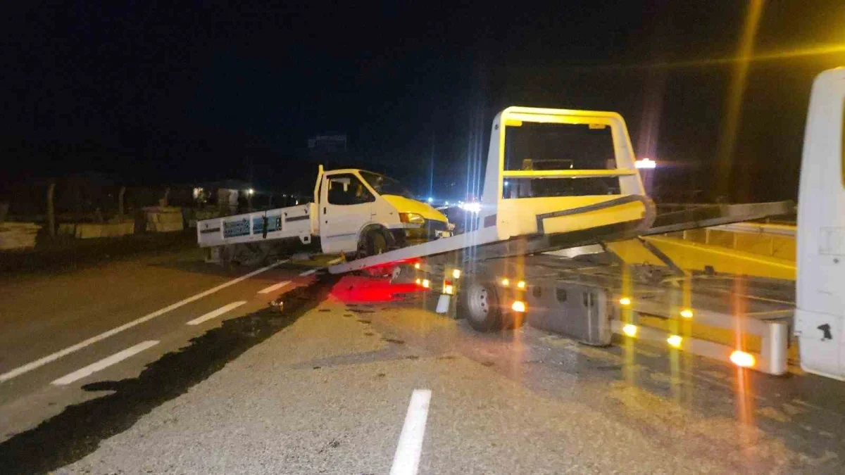 Orhangazi'de otomobil kamyonete çarptı: 3 yaralı, 1'i ağır