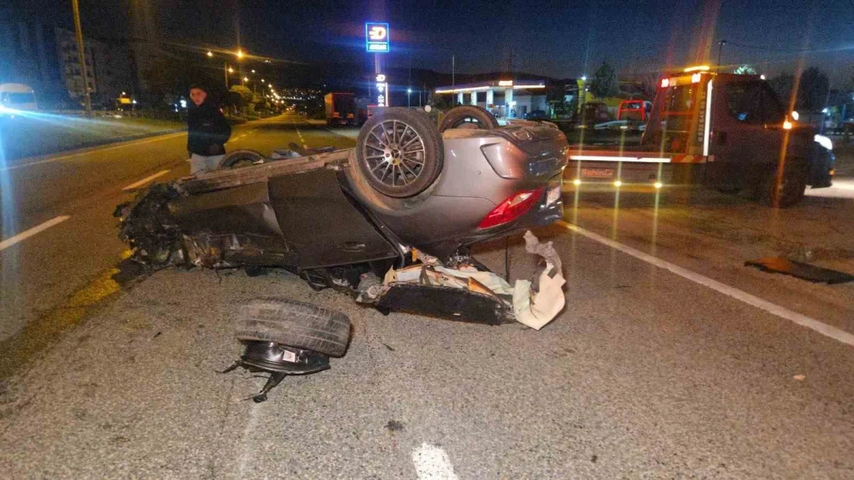Orhangazi'de otomobil kamyonete çarptı: 3 yaralı, 1'i ağır
