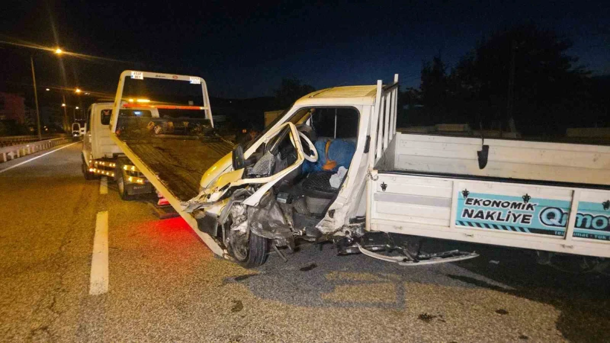 Orhangazi'de otomobil kamyonete çarptı: 3 yaralı, 1'i ağır