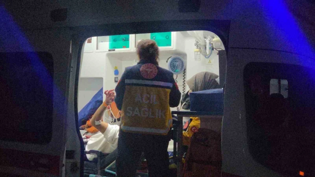 Orhangazi'de otomobil kamyonete çarptı: 3 yaralı, 1'i ağır