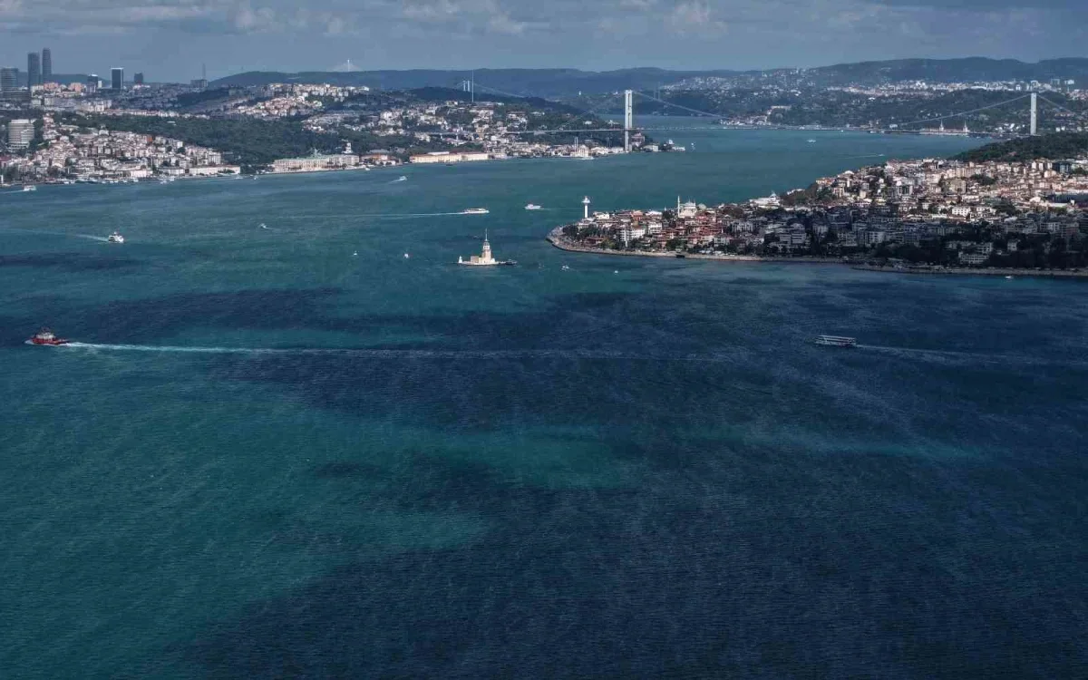 İstanbul Boğazı'nda alg patlaması: Sular turkuaza döndü