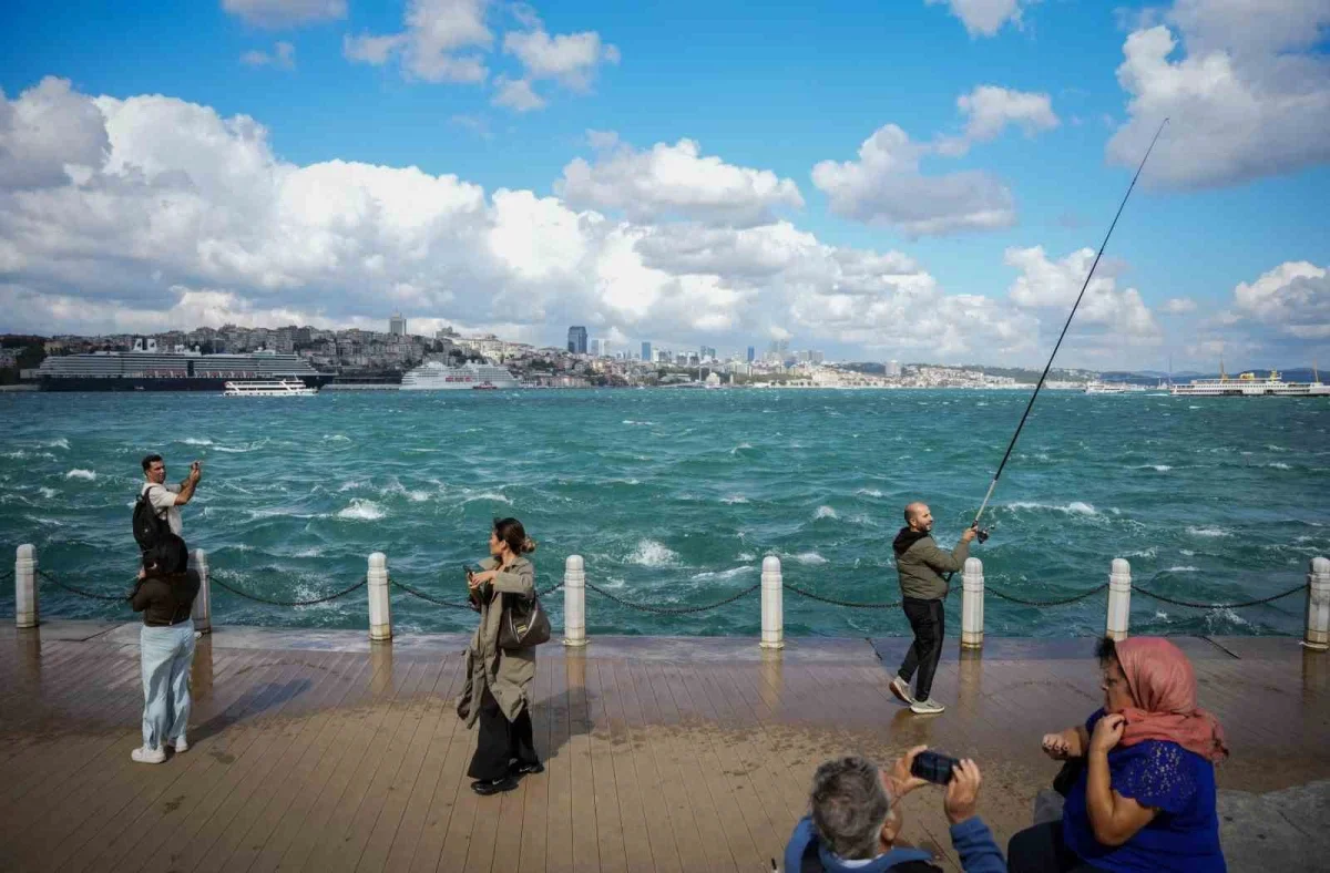 İstanbul Boğazı'nda alg patlaması: Sular turkuaza döndü