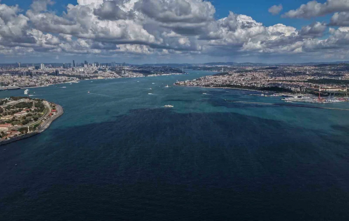 İstanbul Boğazı'nda alg patlaması: Sular turkuaza döndü