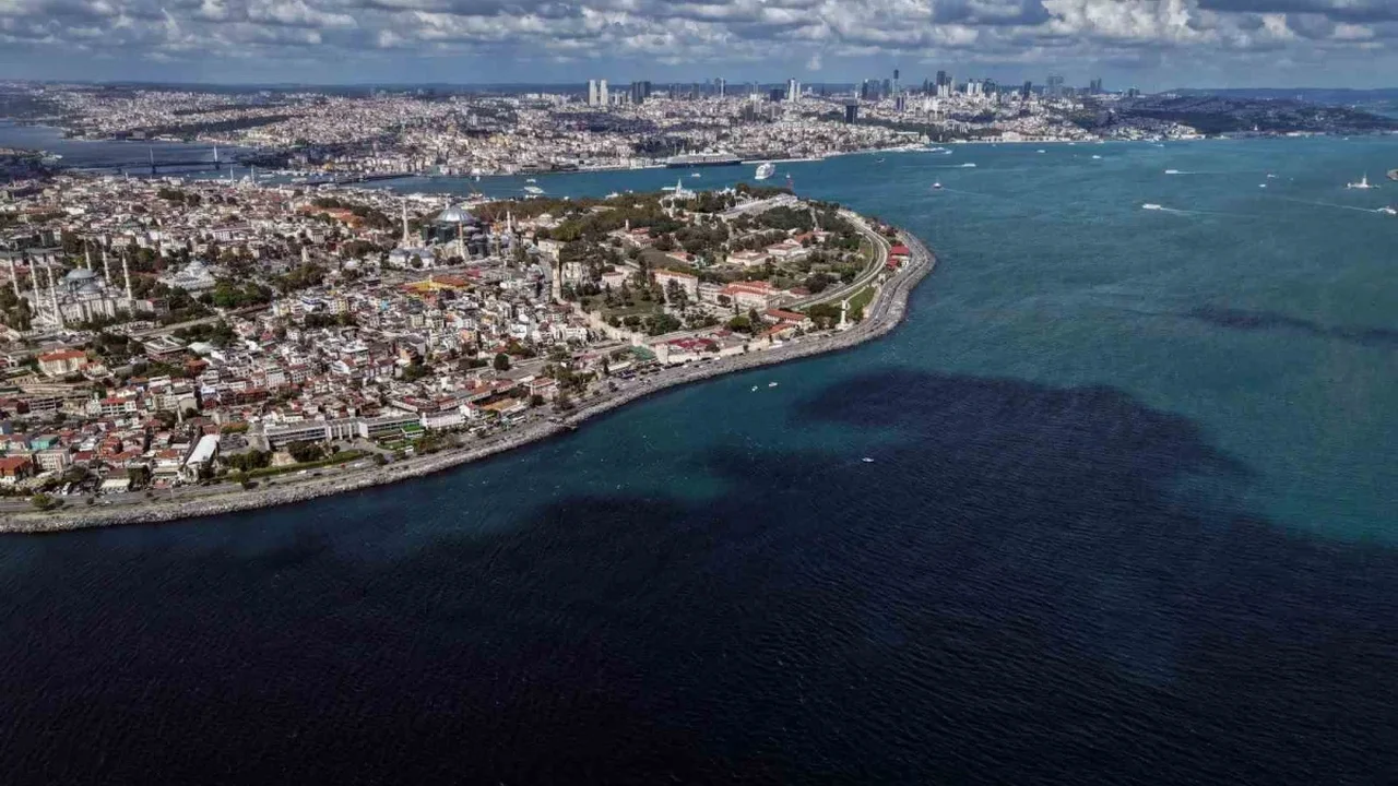 İstanbul Boğazı'nda alg patlaması: Sular turkuaza döndü