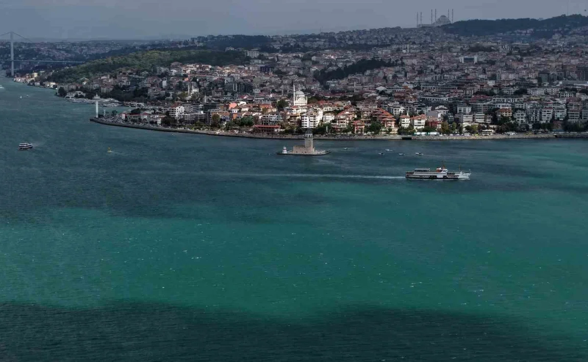 İstanbul Boğazı'nda alg patlaması: Sular turkuaza döndü