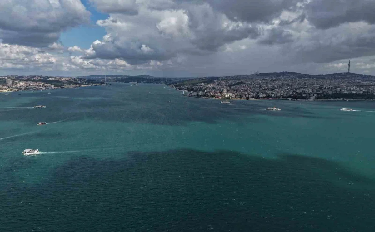 İstanbul Boğazı'nda alg patlaması: Sular turkuaza döndü